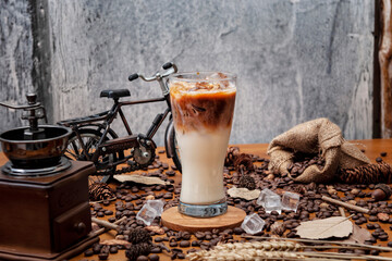 Mrożone cappuccino na stole z ziarnami palonej kawy
