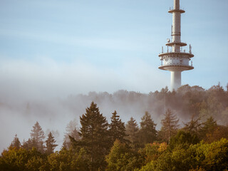 Der Bielefelder Fernsehturm im Nebel mitten im Teutoburger Wald © Manuela Ewers