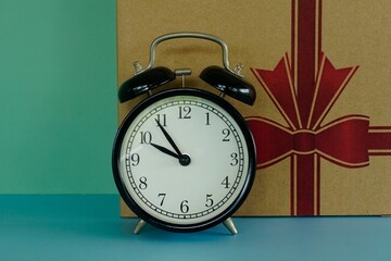 Naklejka premium alarm clock with gift box