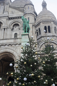 Image of the Basilica of the Sacré-Coeur in Paris and a Christmas tree