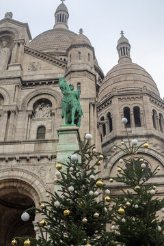 Image of the Basilica of the Sacré-Coeur in Paris and a Christmas tree