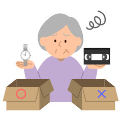 生前整理・片付けをするシニア女性2