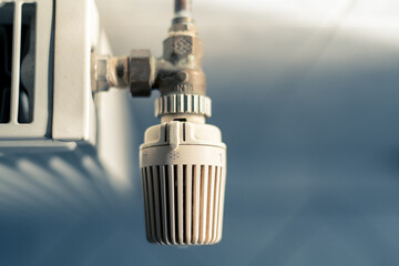 Nahaufnahme eines Heizungsreglers mit Unsch&auml;rfe im Hintergrund