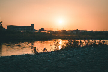 Naklejka premium 調布市 多摩川から望む夕日