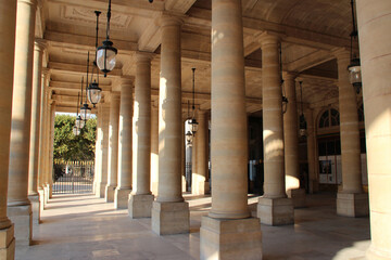 Fototapeta premium colonnade at palais-royal in paris (france)