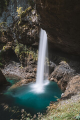 Fototapeta na wymiar Schweizer Wasserfall Berglistüber