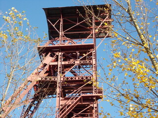 puy de mine de bayard en haute Loire avec sont chevalement recouvert d'anti rouille