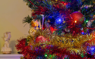 Decorazioni e festoni che addobbano un albero di Natale