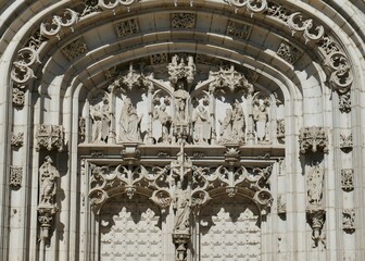 Tympan du portail central de la façade de l’église Saint-Nicolas-de-Tolentin du monastère...