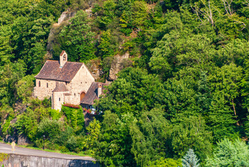Fototapeta na wymiar Chapelle Saint-Wolfgang et son ancienne léproserie construites sur un rocher, Kaysersberg vignoble, CEA, Alsace, Grand Est, France