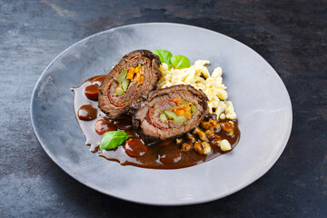 Traditionelle slow cooked deutsche Wagyu Rinderrouladen mit Spätzle in würziger Bratensoße als...