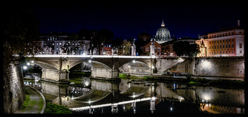 Fototapeta na wymiar La Basilica di San Pietro, di fronte il Ponte Sant'Angelo bridge e il Tevere, ora blu, Vaticano, Roma, lazio, Italy