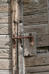 Portone antico chiuso in un vecchio borgo medioevale. Italia