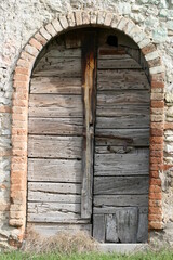 Plakat Portone antico chiuso in un vecchio borgo medioevale. Italia