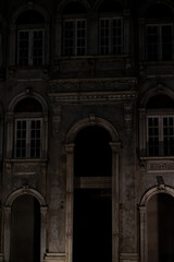 Obraz premium scary abandoned castle entrance. haunted old abandoned house.