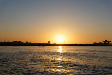 Fototapeta na wymiar Scenic view of the sunrise over the sea