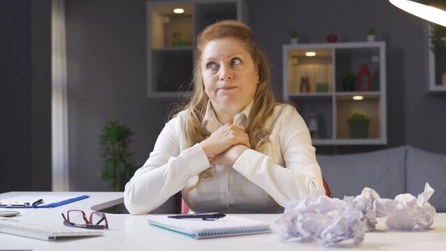 Mature business woman distracts concentration. Not being motivated.
The business woman, whose concentration is dispersed, motivates herself and starts her work from where she left off.
