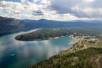 Obraz premium Town, lake and mountains