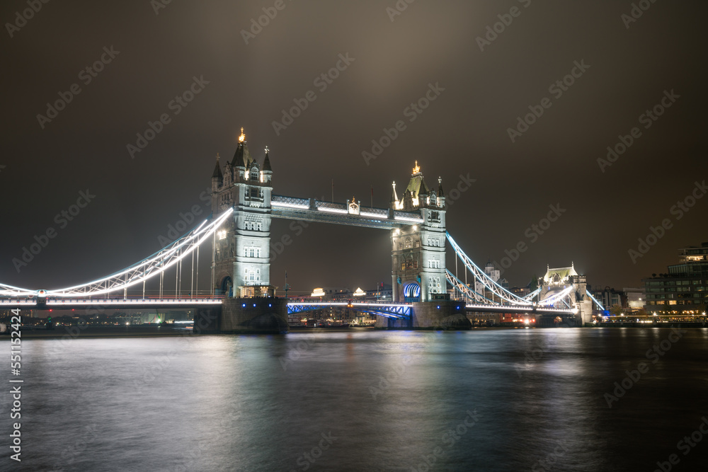 Wall mural Tower Bridge at night in London. England