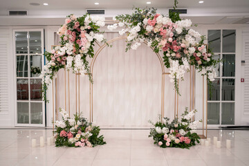 Fototapeta na wymiar Arch for the wedding ceremony, decorated with white and pink flowers.