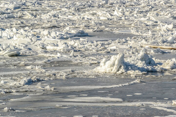 Нагромождение льдин на реке Нева весной при ледоходе.