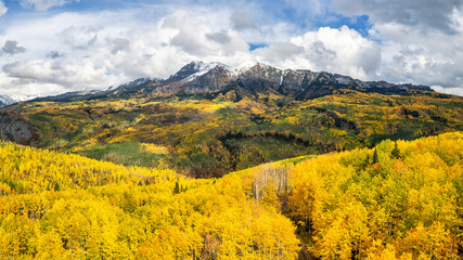 Obraz premium Autumn colors in the Colorado Rocky Mountains on scenic Gunnison County Road 12 through the Kebler Pass - view towards Ragged Wilderness