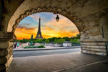 Eiffel Tower at sunrise seen from Bir-Hakeim bridge in Paris, France - obrazy, fototapety, plakaty