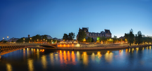 Naklejka premium Seine river panorama overlooking Town Hall of Paris at dawn