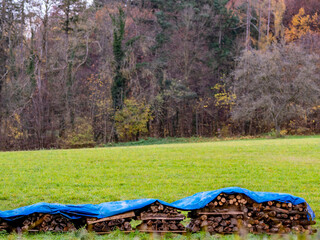 Brennholzlager im Freien