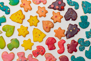 Dekorierte Kekse in bunten Regenbogenfarben von oben formatfüllend auf weissem Hintergrund
