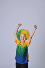 copa do mundo brasil menina comemorando assistindo jogo de futebol pela tv 