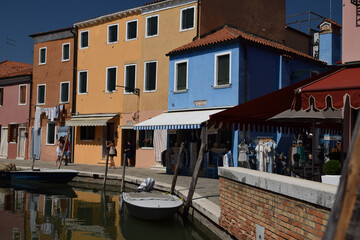 Fototapeta na wymiar bright colored houses in Burano, on a canal