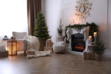 Obraz premium Stylish room interior with fireplace and beautiful Christmas tree