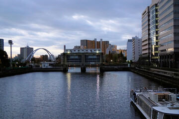 Obraz premium 天王洲アイル付近天王洲アイル付近, 運河, 目黒水門, 目黒川, 川水, 河, 水面, 水面, 品川区, 早朝, 雲, 空, 曇り, アイル橋, 東品川海上公園, マンション, ビル, 街灯, 遊歩道, 散歩道, 樹木, 木, 緑, 灯り, 照明, 公園, 船舶, 船, フェンス, の風景