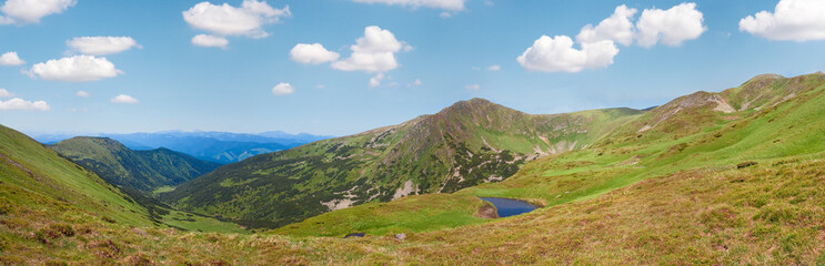 Fototapeta na wymiar Alpine lake Brebeneckul on summer mountain ravine (Ukraine, Chornogora Ridge, Carpathian Mountains).