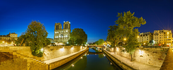 Fototapeta na wymiar Notre Dame cathedral panorama at dawn in Paris. France