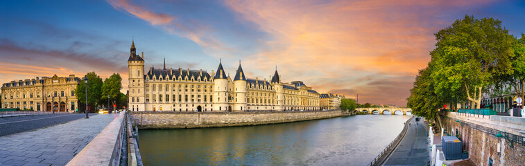 Fototapeta na wymiar The Conciergerie palace and prison by the Seine river at sunrise in Paris. France