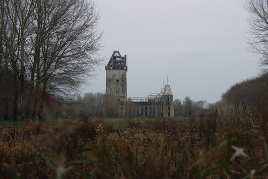 Almere Castle - modern ruin