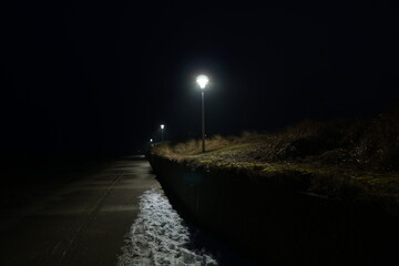 Strandweg am Weststrand von Norderney bei Nacht im Winter