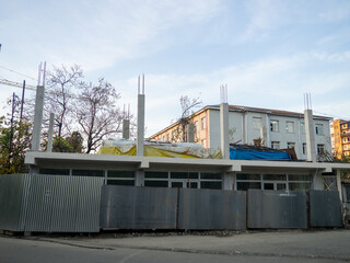   stopped building. unfinished building. Only the first floor was built