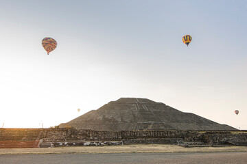 Fototapeta na wymiar View of the pyramid of Sun in Teotihuacan (nahuatl name) and air hot ballons , ancient Mesoamerican city in Mexico, located in the Valley of Mexico, near of Mexico City Aztecs 