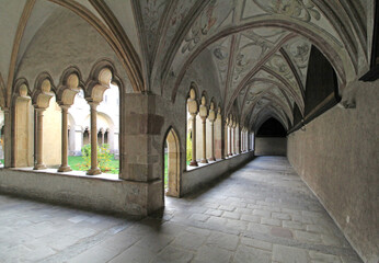 portico del chiostro della Chiesa dei Francescani a Bolzano - obrazy, fototapety, plakaty