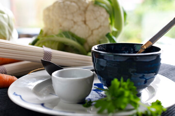 Zutaten für ein asiatisches Gericht mit Spitzkohl, Blumenkohl, Japan Nudeln und Hoisin Sauce