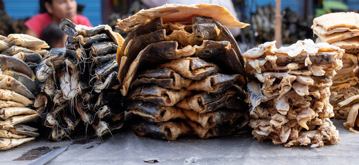 Puesto de venta de pescado seco y salado, en el mercado de la ciudad de Yurimaguas, Loreto - Perú