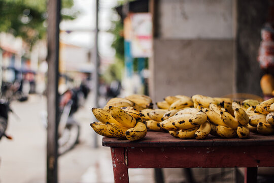 Venta de guineo al paso, en las calles de la ciudad de Yurimaguas, Loreto - Per&uacute;