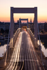 Fototapeta premium traffic on the bridge at sunrise in budapest