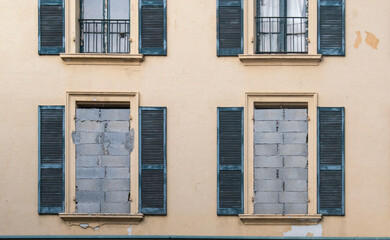 Bâtiment avec fenêtres murées, France