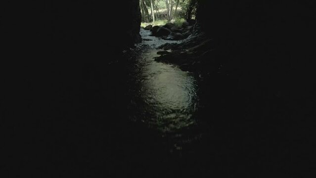 Gruta milenaria romana excavada en roca a su paso por el rio Pentes para la extracci&oacute;n de minerales. Minas de Barxa 2
