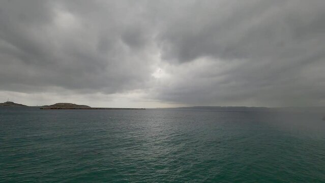 Il pleut sur la mer.