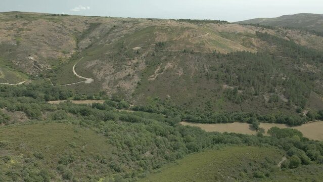 Vista a&eacute;rea de bosque gallego en la frontera con Portugal, parque nacional de Montesinho 2 